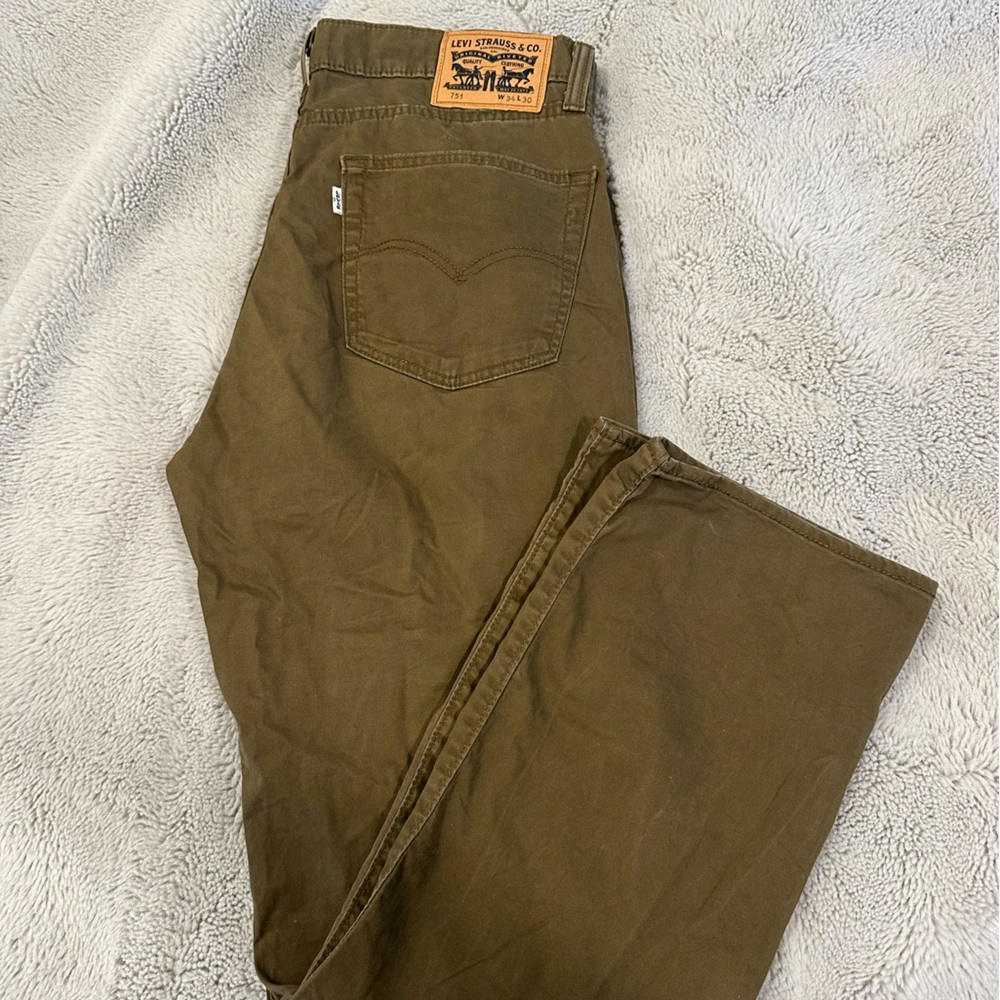 Green Levi’s khakis